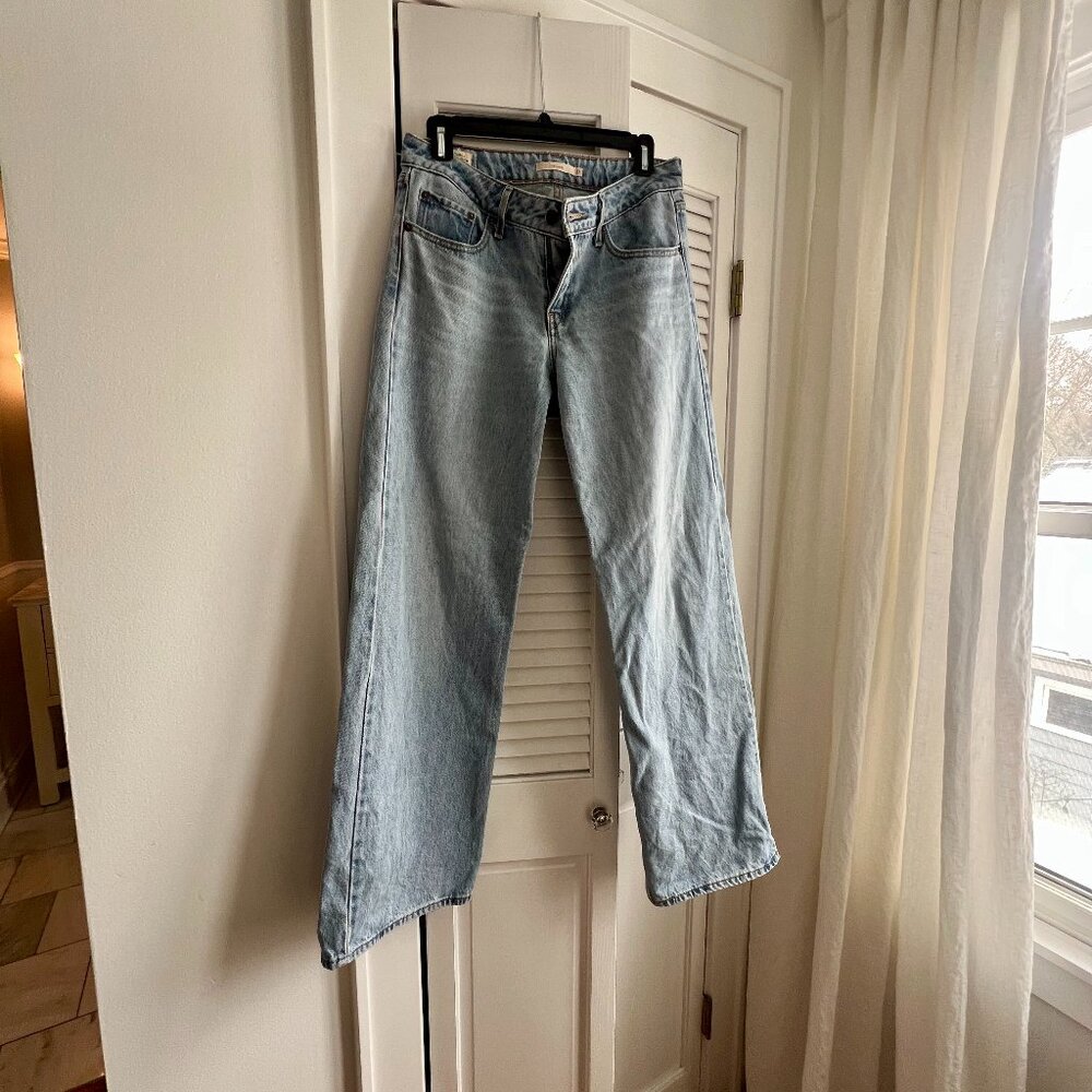 Levis Low Loose Women's Jeans Size 27, 32 inch inseam Light Wash